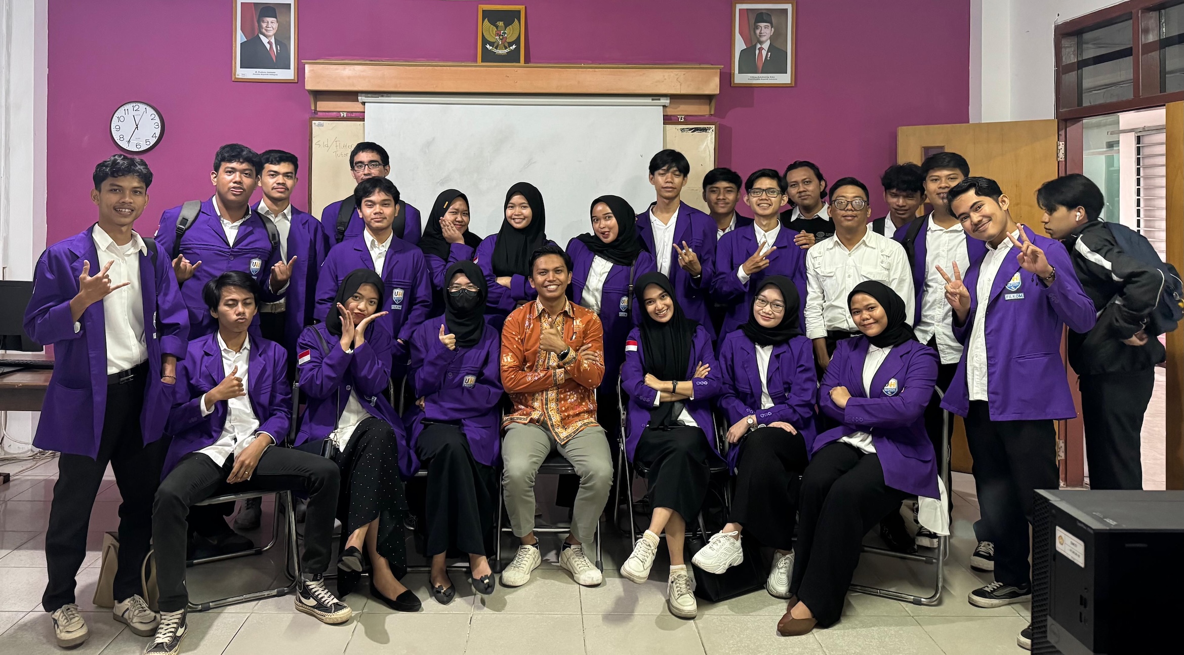 Pak Dosen atau ChatGPT? Si Paling Berpengaruh dalam Minat Mahasiswa Ngoding